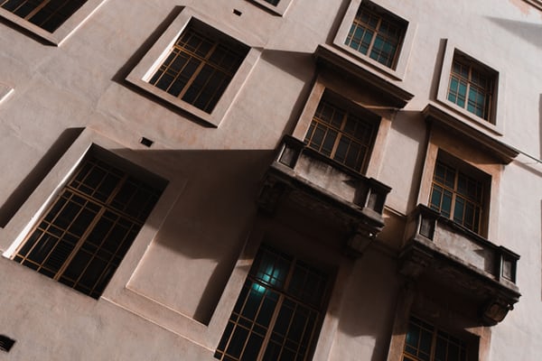 深圳被坠窗砸中男童去世，外墙面坠物已成物管难题