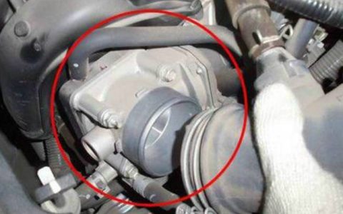 节气门在发动机的什么位置