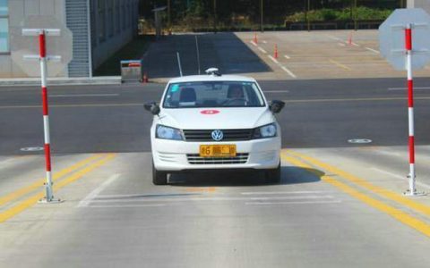 科二坡起不踩离合器只踩刹车可以吗