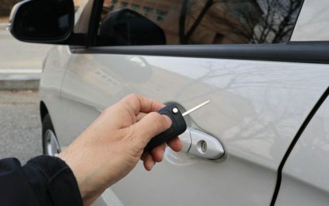 车门锁了怎么开 最简单办法是什么