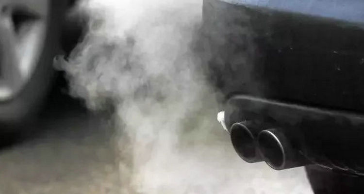 尾气有刺鼻气味什么情况