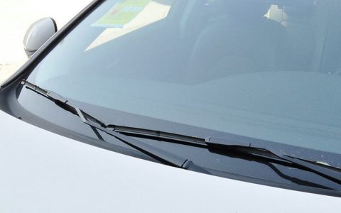 雨刮器突然不动了怎么办