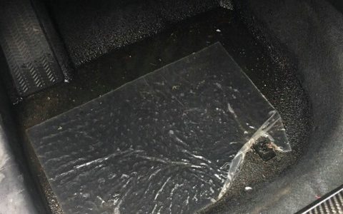 车内脚垫下进水了要紧吗