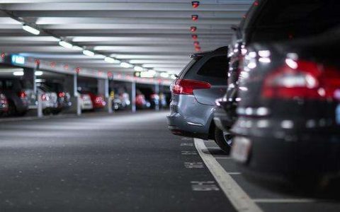 夏天车子熄火后发动机还响是怎么回事