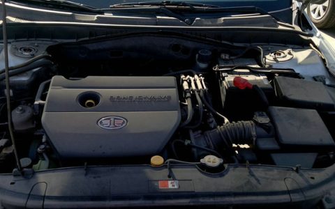 奔腾b70发动机号在什么位置