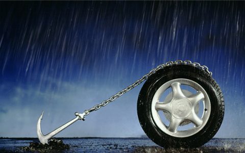 汽车爆胎了还能开多远