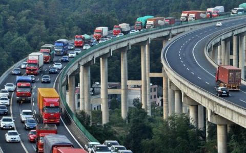 高速严重堵车怎么处理