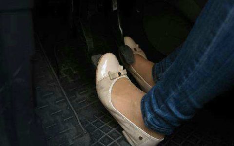 停车需要踩离合和刹车吗