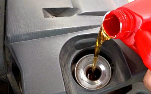 机油什么颜色需要换