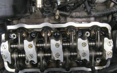 发动机气门哒哒哒的响怎么回事