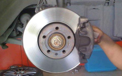 停车以后刹车盘烫手正常吗