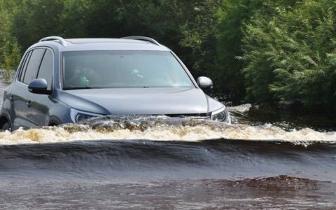 汽车涉水没熄火有事吗