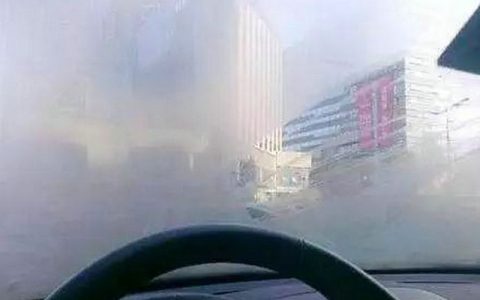 汽车挡风玻璃内部起雾怎么办