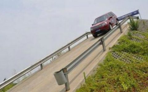 自动挡下长坡正确方法