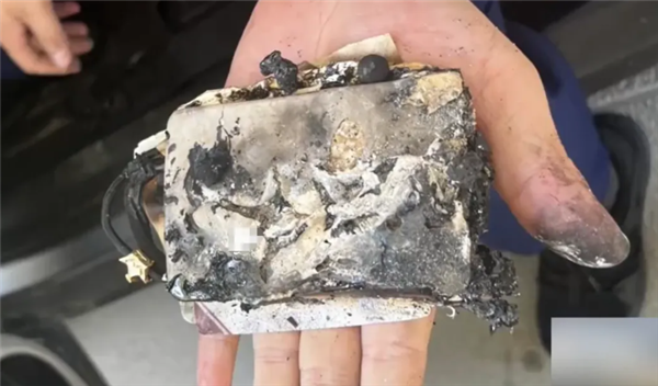 车内给对讲机充电惹祸：挡风玻璃裂成“蛛网” 中控被烧出大洞！