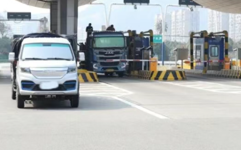 800余人被约谈！高速龟速车成隐形杀手：交警精准整治