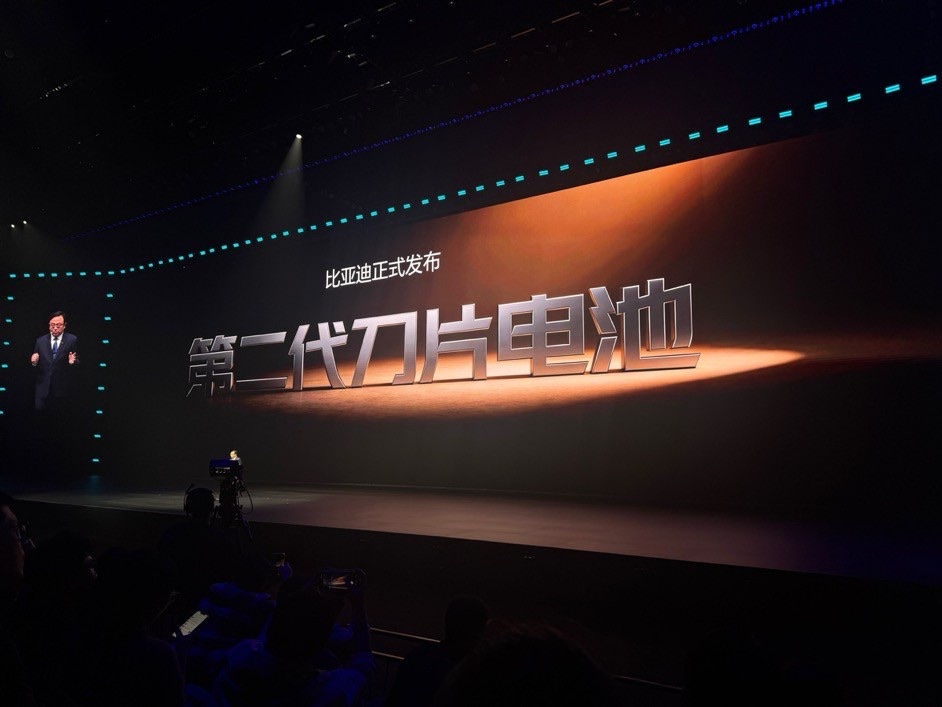 比亚迪二代刀片电池：500次快充后钢针穿刺不起火