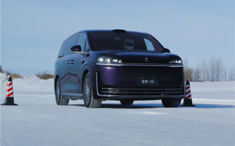 鸿蒙智行首款MPV 智界V9实车曝光：中控终于换新样式了