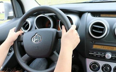 小汽车方向盘重是什么原因