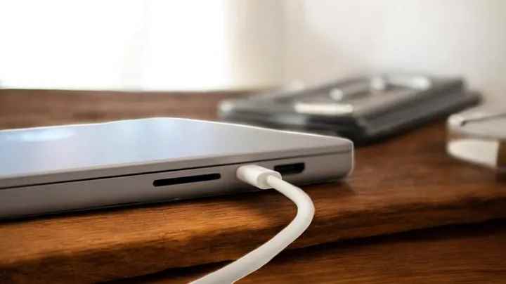 笔记本充电很慢? 可能一直在用错误的USB充电线