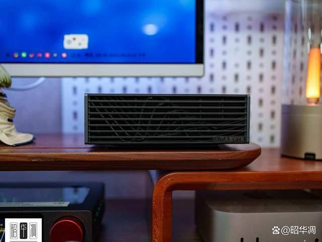 把数据中心塞到个人桌面! 技嘉AI TOP ATOM迷你桌面AI PC全面测评