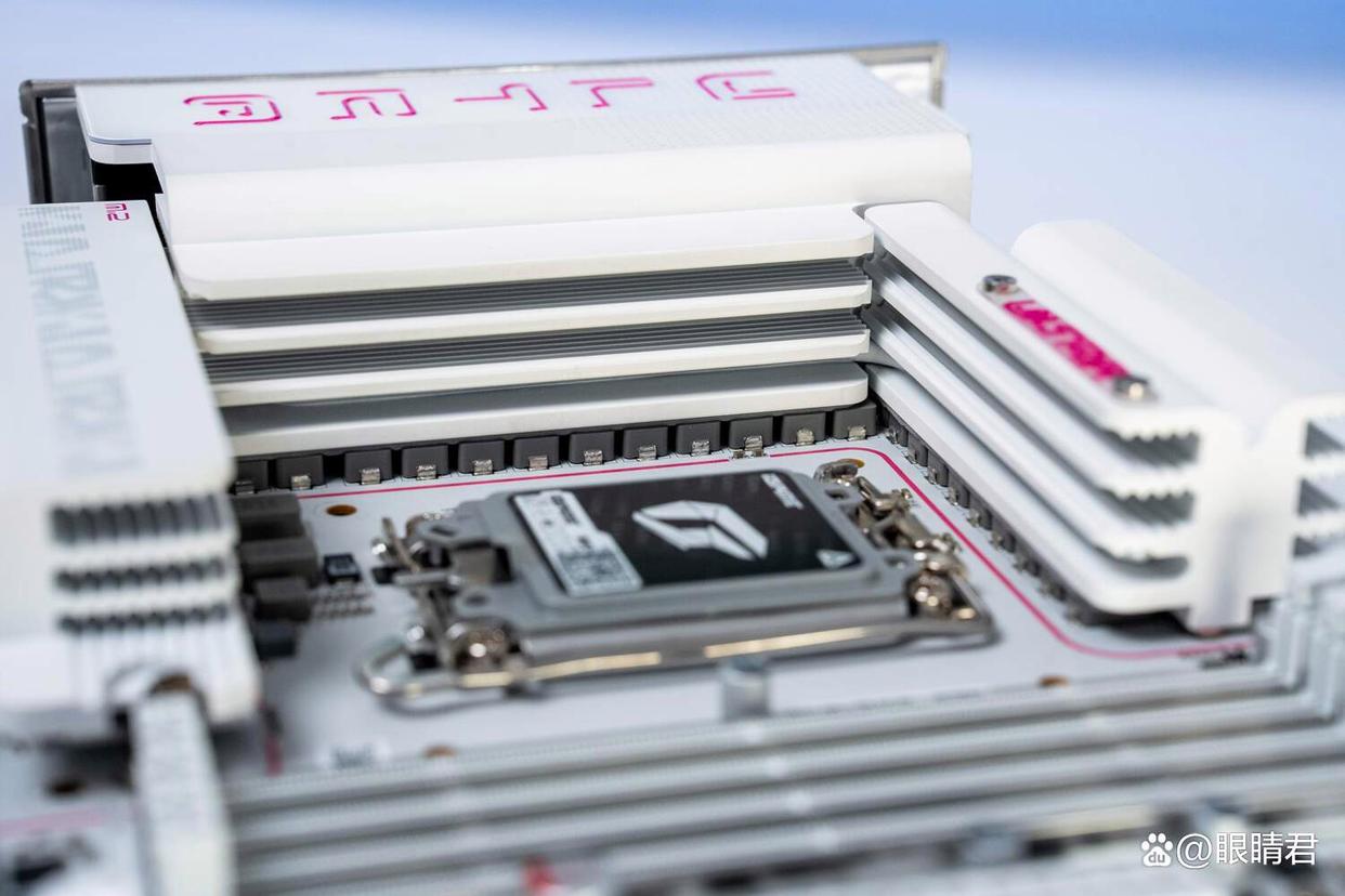 新处理器配上新势力主板! 全新酷睿Ultra 7 270K Plus+七彩虹Z890 ULTRA-S测评