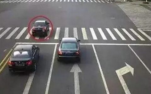 没看到红灯走了一半停下来扣分吗