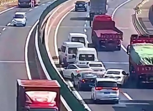 害人害己！司机快车道违停50多秒致多车追尾：罚款200元记9分