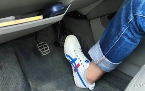 自动挡车行驶中换挡用不用踩刹车