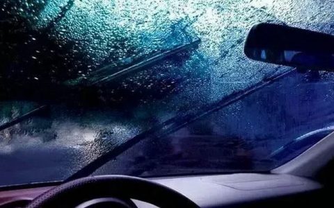汽车外面玻璃起雾是什么原因