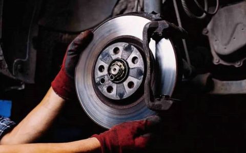 车子踩刹车方向盘抖动是什么原因