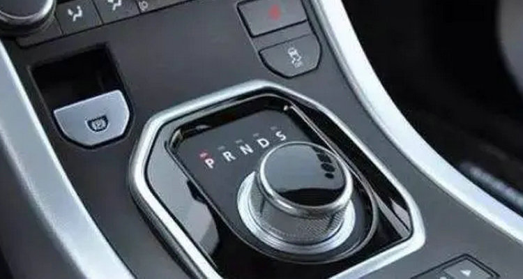 原地热车挂p档还是n档好