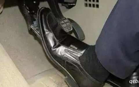 手动挡先松离合还是先松刹车