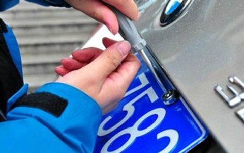 车牌螺丝怎么安装