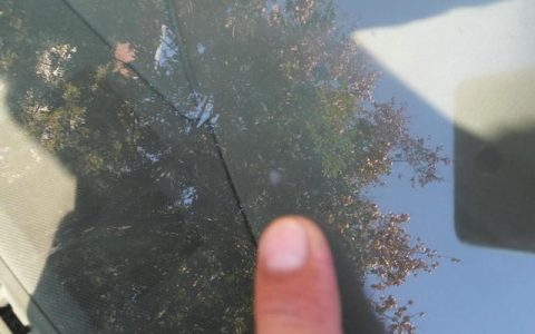 前挡风玻璃裂了一条线怎么修复