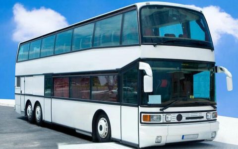 大型客车核载多少人