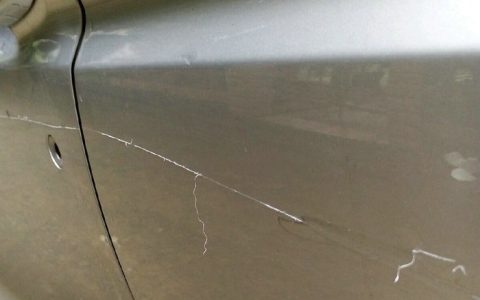 车子被划了一条线可以报警吗