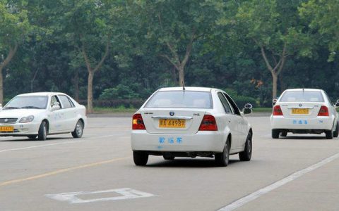 科目三起步怎么松离合不熄火