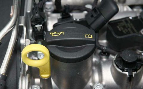 发动机机油口上窜气什么原因