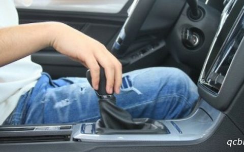 手动挡怎么踩刹车不熄火