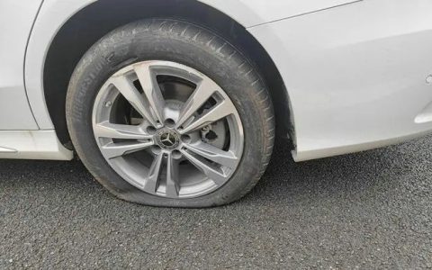 车辆爆胎时应怎样应对