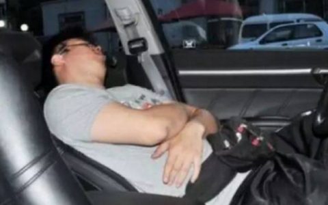 车里开空调睡一小时费多少油