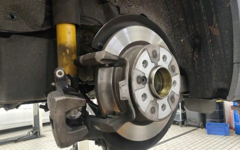 换4个刹车片一般多少钱