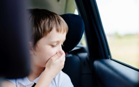 晕车的人别再在车上闭眼睡觉了：会越睡越晕