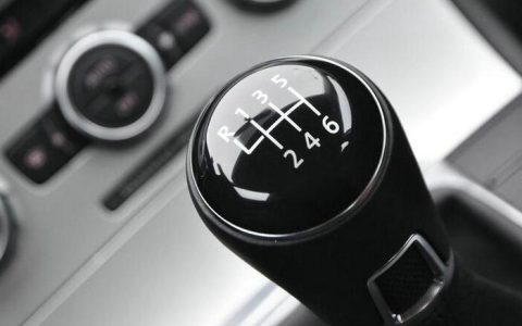 一档踩刹车会熄火吗