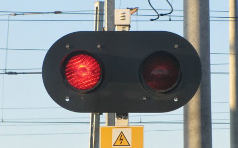 等红灯踩刹车还是挂空挡好