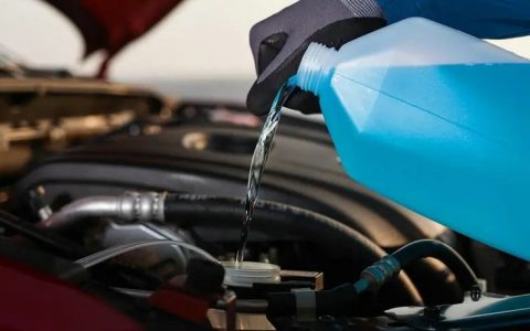 汽车发动机水箱加什么水