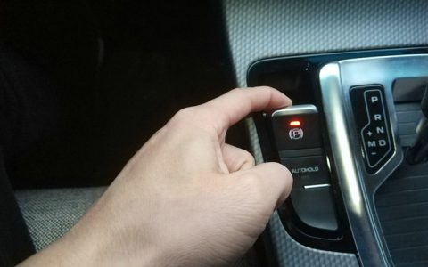 手刹没松开车会造成什么后果