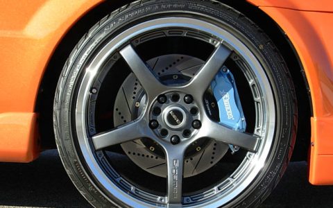 车停久了刹车变硬正常吗