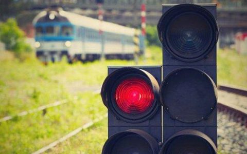 红灯闯一半停下来了算闯红灯吗